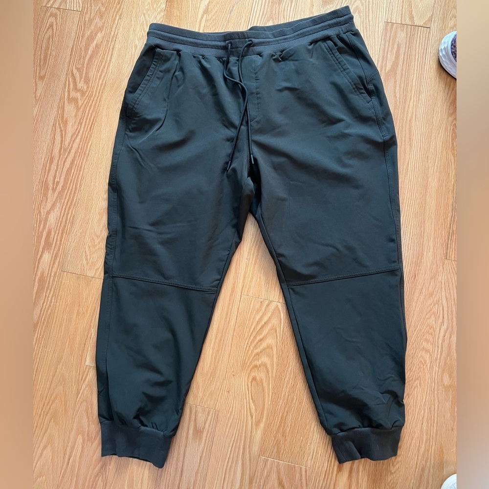 Old Navy Activewear Joggers in olive green